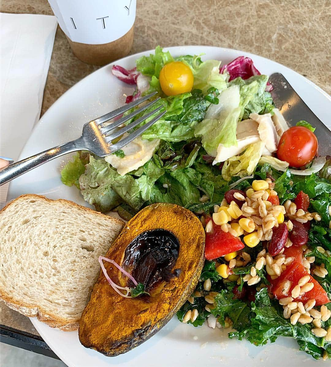 得あゆさんのインスタグラム写真 - (得あゆInstagram)「サラダ巡り🥗👉🏻 CITY SHOP 表参道 テラス席がいい感じ❤️ 自分で選ぶから無限に通えそう😍✨ ・ ・ ・ ・ ・ ・ ・ ・ #cityshop#サラダ#表参道カフェ#得あゆカフェ#カフェ#サラダ屋さん#ランチ#お昼ごはん#ダイエット#ヘルシー#シンプルコーデ#ファッション#春#表参道#散歩#カフェ巡り#インスタ映え#カメラ女子#スタイル#ワンピース#アクセサリー#イヤリング#salad#vegetarian#onepiece#healthy#diet#omotesando#cafe#accessory」3月17日 20時55分 - tokuayu819