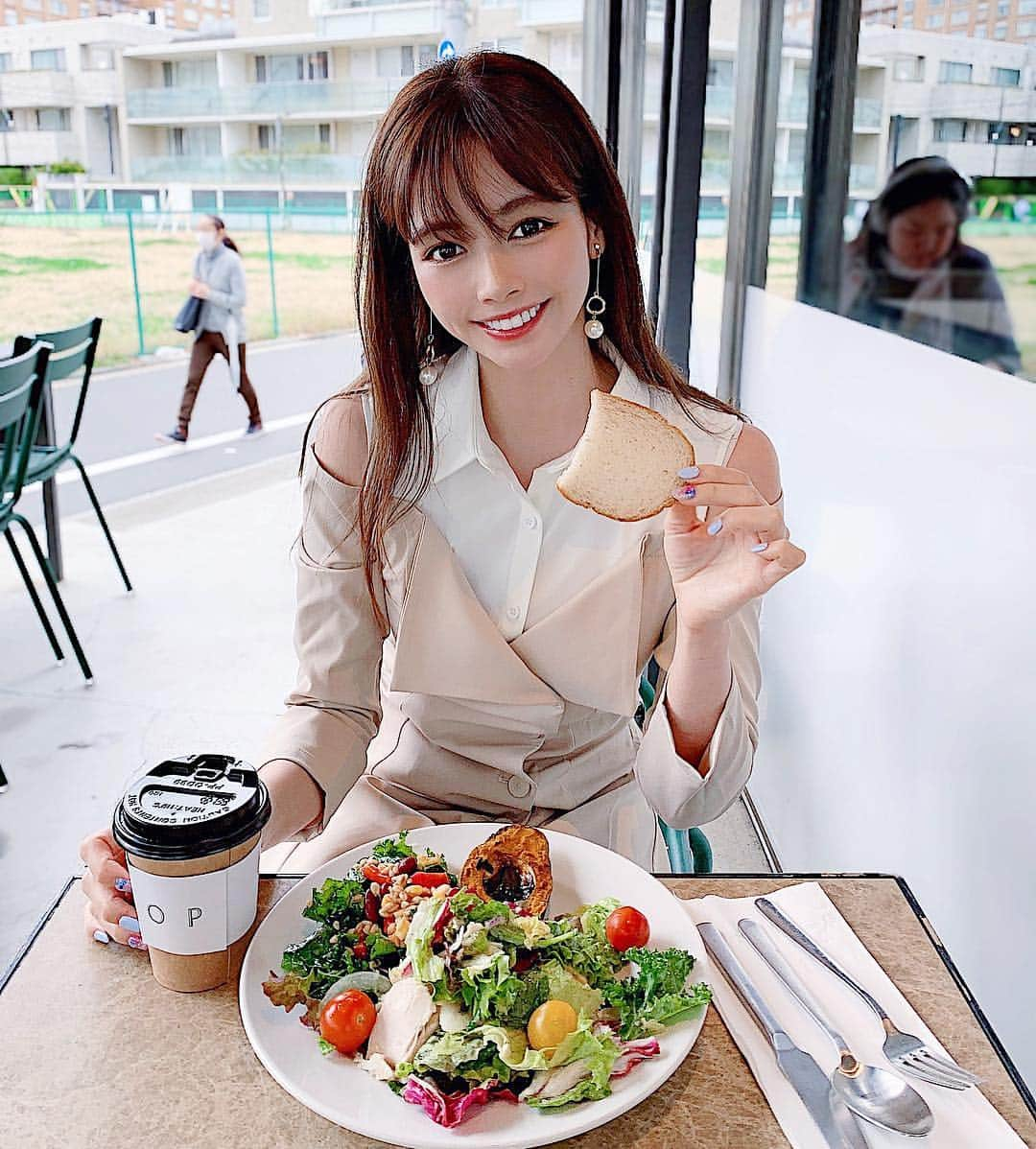 得あゆさんのインスタグラム写真 - (得あゆInstagram)「サラダ巡り🥗👉🏻 CITY SHOP 表参道 テラス席がいい感じ❤️ 自分で選ぶから無限に通えそう😍✨ ・ ・ ・ ・ ・ ・ ・ ・ #cityshop#サラダ#表参道カフェ#得あゆカフェ#カフェ#サラダ屋さん#ランチ#お昼ごはん#ダイエット#ヘルシー#シンプルコーデ#ファッション#春#表参道#散歩#カフェ巡り#インスタ映え#カメラ女子#スタイル#ワンピース#アクセサリー#イヤリング#salad#vegetarian#onepiece#healthy#diet#omotesando#cafe#accessory」3月17日 20時55分 - tokuayu819