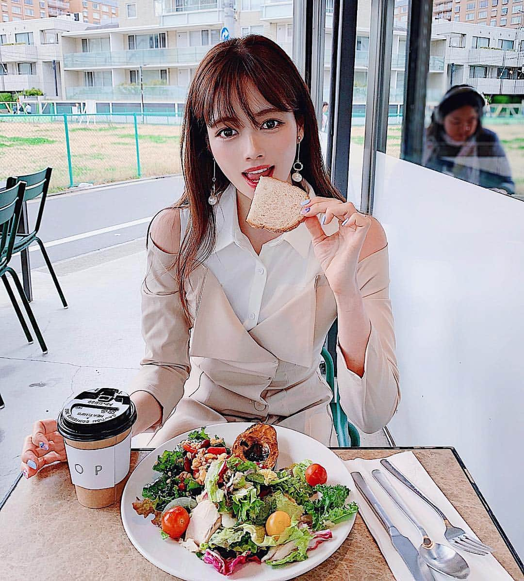 得あゆさんのインスタグラム写真 - (得あゆInstagram)「サラダ巡り🥗👉🏻 CITY SHOP 表参道 テラス席がいい感じ❤️ 自分で選ぶから無限に通えそう😍✨ ・ ・ ・ ・ ・ ・ ・ ・ #cityshop#サラダ#表参道カフェ#得あゆカフェ#カフェ#サラダ屋さん#ランチ#お昼ごはん#ダイエット#ヘルシー#シンプルコーデ#ファッション#春#表参道#散歩#カフェ巡り#インスタ映え#カメラ女子#スタイル#ワンピース#アクセサリー#イヤリング#salad#vegetarian#onepiece#healthy#diet#omotesando#cafe#accessory」3月17日 20時55分 - tokuayu819