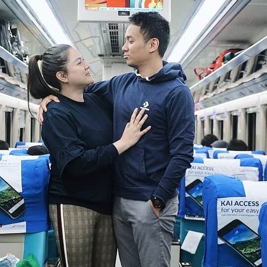 Vicky Shuさんのインスタグラム写真 - (Vicky ShuInstagram)「Terimakasih jo, hampir tiap weekend sekarang nganterin atau  nyusulin istrinya ke dapil. Karena, istri dan anak tinggal di Cilacap. Untung udah biasa pacaran dulu LDR Jakarta Tokyo, jadi sekarang LDR Jakarta Cilacap sama aja lah ya jo, sama sama 7 jam perjalanan. Bedanya 7 jam naik kereta kalau ke Tokyo naik pesawat. Hahaha, Love you jo... @ade_imam ( tumben so sweet, bukan ada maunya kok. ) abaikan muka kita berdua yang sudah pucat malam malam kemaren. • • 📷 @wandahfz  Nursing sweater @nyonya_nursingwear」3月17日 20時55分 - vickyshu