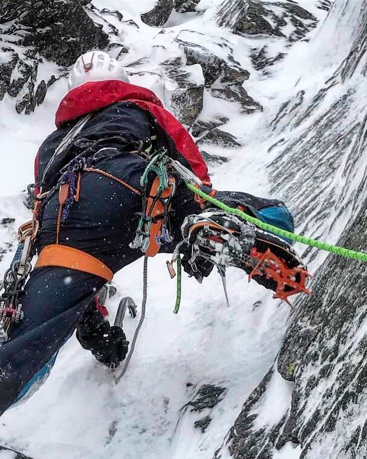 ミレーさんのインスタグラム写真 - (ミレーInstagram)「Looking at the way to go: UP!  #MilletRiseUp #mountaineering #mountaineer #alpinism #alpinismo #alpinisme #mixedclimbing」3月17日 20時56分 - millet_mountain