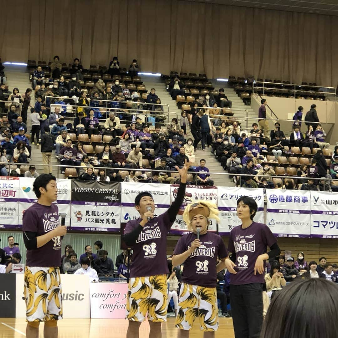 大西ライオンさんのインスタグラム写真 - (大西ライオンInstagram)「山形ワイヴァンズの応援で、山形県総合運動公園に行ってきました！山形ワイヴァンズvs仙台８９ERSの仙山戦でございました。  残念ながら、応援していたワイヴァンズは負けてしまいましたが、めちゃくちゃ面白い試合でした。接戦で負けてしまったので、めっちゃ凹んでおりますが、この悔しさをバネに、選手、スタッフ、ブースターの皆さんで一丸となって残りの試合を頑張ってほしいと思いました。  ワイヴァンズのチュウ選手の相手のシュートを両手で掴み取るプレイは、今シーズンのベストブロックに入ってくると思います！凄かった！  手に持ってる、ぬいぐるみは、89ersのティナ君です。可愛かったです。  #大西ライオン #麒麟田村 #あさいタワー  #ワイヴァンズ #89ers #ソラシド #バクコメ」3月17日 20時56分 - onishilion2010