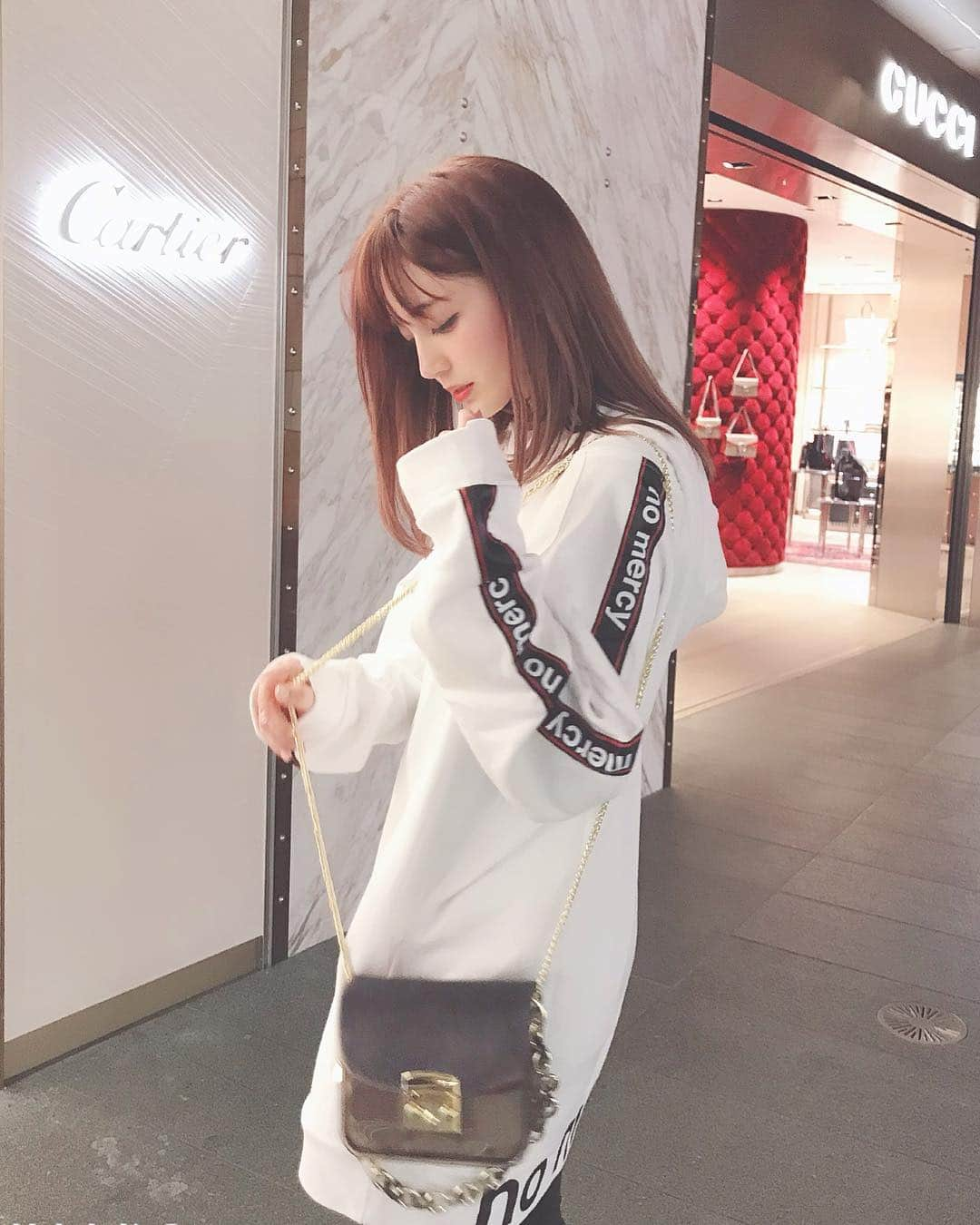 眞木美咲パメラさんのインスタグラム写真 - (眞木美咲パメラInstagram)「👜👜🥴♪ . パーカー1枚で外出れる季節ー！ わーい🤗とかやってたら地味に風邪引いちゃったよ。 夜はまだまだ寒いね❄️ でも日中ポカポカしてて最高❤️ 桜も咲きそうだね🌸 少しずつ咲きそうなの毎日見てて楽しい✨ ...なんか卒業生答辞みたいになってない？🙄 . かわいいバッグをゲットしたので、春たくさん使お😚❤️ @airre_london ってバッグで色がたくさんあるの✨ パメはブラック✖︎グレーにした！ ピンクグレーと迷ってたけど、ファッション初心者なので合わせやすいのに😂 @qbag_japan  クリア✖︎ファー今年流行りなんだって🤞🏻♡ . 来週は忙しくなるから風邪しっかり治なきゃ、季節の変わり目風邪ひきがち😂 . #ootd #qbag #airre #❤️ #like」3月17日 20時57分 - pamypamypamy