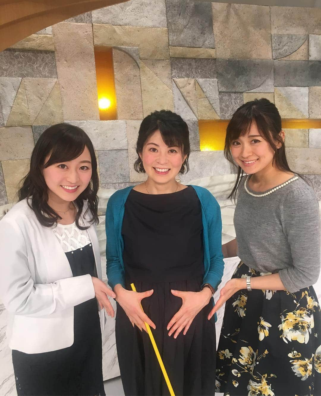 石榑亜紀子さんのインスタグラム写真 - (石榑亜紀子Instagram)「きょうのテレビ東京 TXNニュースは #片渕茜 アナウンサーと お伝えしました🤗 久しぶりにご一緒できて 超・嬉しかったです💓 #繁田美貴 アナウンサーにも お会いできてスタジオで 美女2人に囲んでもらった赤ちゃん👶 夫に写真を見せたら 真面目にうらやましがってる（笑）。 テレ東ニュースもあと2回と思ったら 感慨深いです🌸  #テレビ東京 #テレ東 #アナウンサー 2人とも #可愛すぎ #美しい ✨ #instagood #beautiful #happy #onepiece  #TXNニュース ももう少しで #卒業 です きょうも #ありがとうございます#🌸 #記念写真 #マタニティ #マタニティコーデ #ワンピース しか入らない #妊娠8ヶ月 #重い #走る気象予報士 #アスリートフードマイスター2級 #ランニング女子 前からだと分かりにくいけど横向いたら #お腹ぽっこり」3月17日 21時07分 - guregure_46