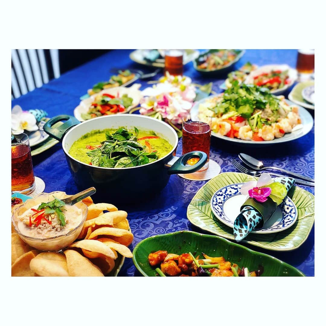 望月理恵さんのインスタグラム写真 - (望月理恵Instagram)「タイ料理家 イトウジュン先生の 手作りタイ料理パーティー✨ 美しくて美味しくて、楽しくて 幸せでした！ #イトウジュン #ビューティタイ料理 #junsjuicykitchen #タイ料理 #美味しい！！！ #感謝 です。」3月17日 21時08分 - mochiee28