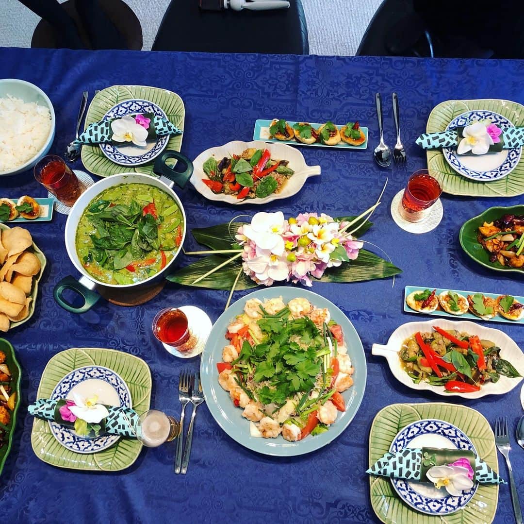 望月理恵さんのインスタグラム写真 - (望月理恵Instagram)「タイ料理家 イトウジュン先生の 手作りタイ料理パーティー✨ 美しくて美味しくて、楽しくて 幸せでした！ #イトウジュン #ビューティタイ料理 #junsjuicykitchen #タイ料理 #美味しい！！！ #感謝 です。」3月17日 21時08分 - mochiee28