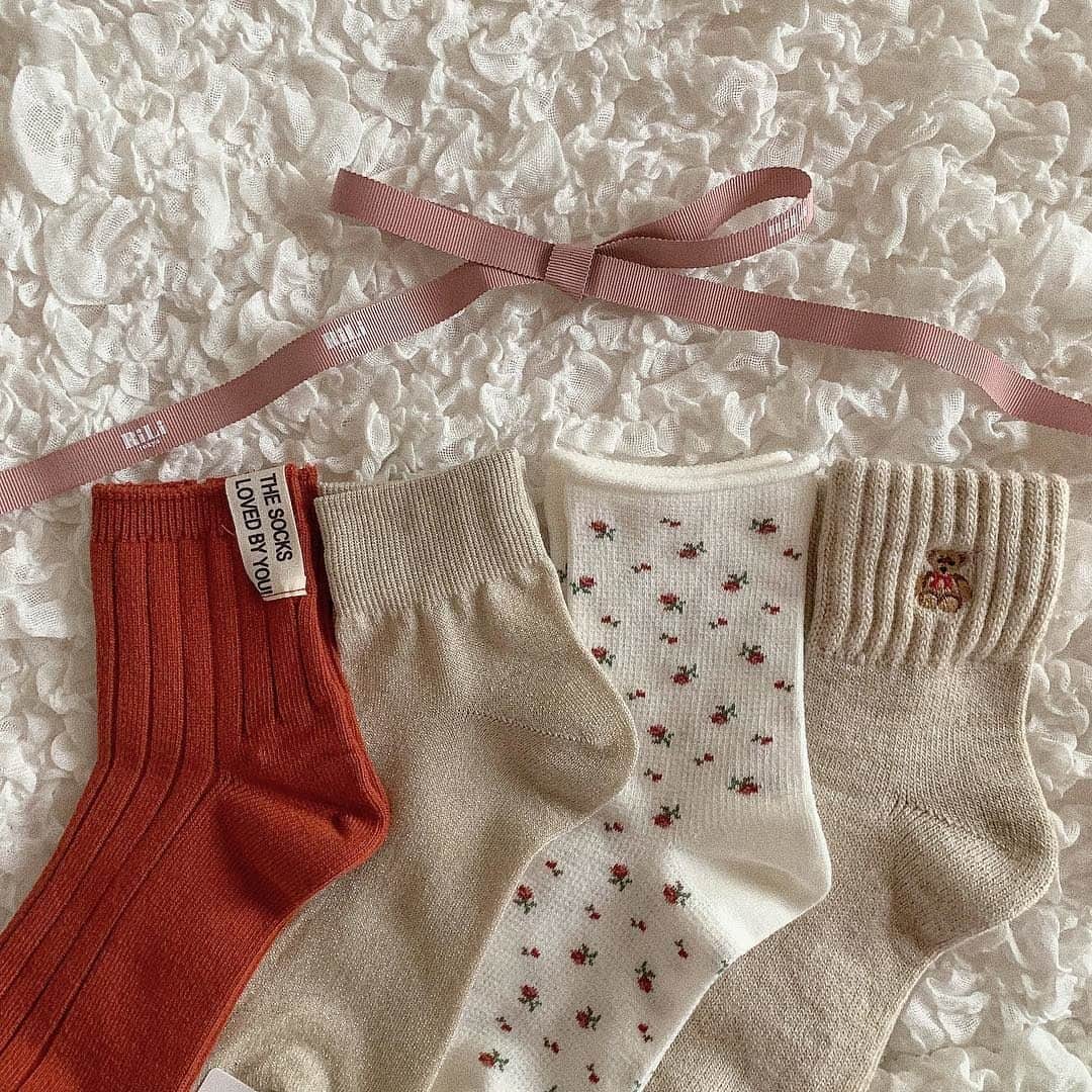 のインスタグラム：「. 花柄にくまさん、カラー靴下で 春コーデを足元で楽しむのもいいね🧦🍀 . 写真は @nnn_xoxo  さん💕 ． ❣ ❣ ❣ ❣ ❣ アプリやSNSで掲載させていただくお写真募集中😘📸 かわいいコーデやアイテム、注目スポットなどが撮れたら、#rili_tokyo  を付けて投稿❗ . #rili #春 #靴下 #花柄靴下 #くまさん靴下 #ソックス #ベージュ #無地靴下 #置き画 #置き画くら部 #お洒落さんと繋がりたい #おしゃれさんと繋がりたい」