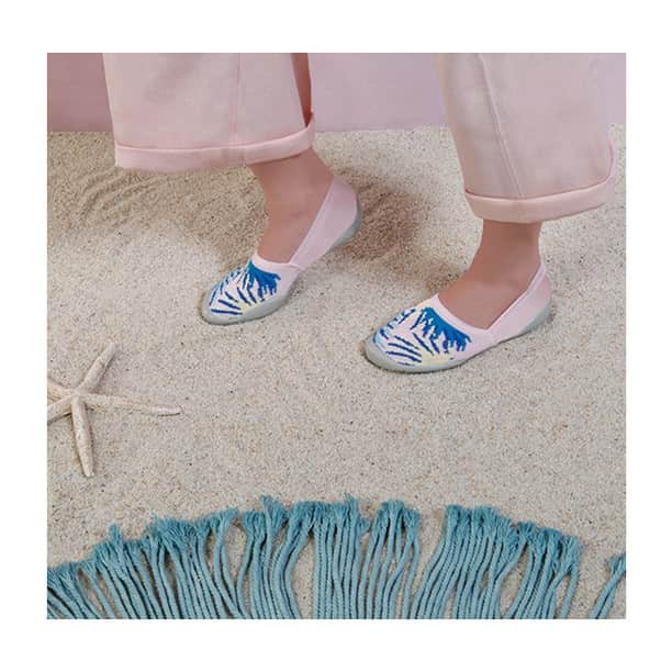 コレジアンのインスタグラム：「"Espadrilles are the quintessential summer shoe- now more than ever. This season, so many designers have created their own takes on this classic...Its origins can be traced to the Occitania and Catalonia areas of the Pyrenees on the Spanish and French border. This particular style of footwear was created to be simple and functional. Whether they are glammed up or understated, there is a style for just about everyone..." (https://startupfashion.com/fashion-archives-a-look-at-the-history-of-espadrilles/) . . Our Spring/Summer collections feature not only slipper-socks but also Espadrilles! ❤️ We wanted to add a summer version of our slipper-socks.  Our company is located in a small village in the South of France, in Occitania, where the espadrilles actually were invented!  After months of prototyping we launched our first striped espadrilles last year!  It was a most exciting new project! 👏😬 And you loved our espadrilles!  This season we’re introducing a new #trendy style, you’re going to love it! 😍 Available from size 18/19 to 42/43, just perfect for your #motheranddaughter outfits. So what are you waiting for? 💕 . . 🇫🇷 Nos collections printemps-été de chaussons sont complétées de ballerines mais aussi d'Espadrilles ! ❤️ Comment se renouveler et proposer une version estivale de nos chaussons ? Pour nos stylistes ce fût une évidence ! Notre entreprise basée dans le Sud de la France, notre histoire, notre localisation, non loin de Mauléon capitale de l'espadrille, ont su inspirer nos stylistes, et nous ont conduit à étudier un produit 100% Collégien, 100% Made in Sud de la France ! 👏😬 Donc après les traditionnelles rayures, voici une nouvelle version #fashion de l'espadrille, pastel, au motif original, je suis persuadée que vous allez très vite l'adopter ! 😍 Du 18/19 au 42/43, vous pourrez facilement créer des looks mère/fille à tomber ! 💕 Alors qu'attendez-vous ? . . #collegien #springsoon #california_surf #instakids #palmsprings #vintage #palmtrees #slippers #babbucce  #hausschuhe #espadrilles #shrimp #skate #surfing #californialove #espadrilles #wanted #newin #new #fashionespadrilles #amazing #trendy #инстамама #мамам #momlife」