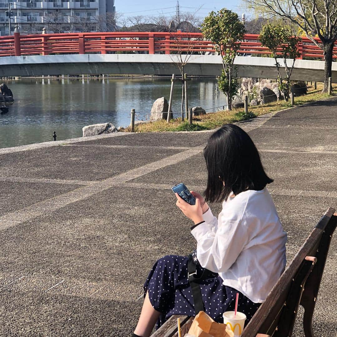 yupinokoさんのインスタグラム写真 - (yupinokoInstagram)「こんばんは☺︎ . . 一昨日、突然の大雨に洗濯物を干しているのを すっかり忘れて、気づいた頃には時すでに遅し(￣◇￣;) 山盛り積み重なった洗濯物に追われていましたが、 やっと片付いてスッキリε-(;ｰωｰA ﾌｩ… . 今日は午前中は制作、午後から用事で出かけたのですが あまりの天気の良さに公園マック🍔 マックのポテトは裏切らない🍟 自然の中でのんびりしたこうゆう時間好きなんですが、 隣見ると携帯ばっかいじってまったくもう(ㆀ˘･з･˘) . もう少しあたたかくなったら リビング少し変えたいな〜♫ . . #インテリア #interior #セルフリノベーション  #ヴィンテージスタイル #モロッコラグ #diy #DIYのある暮らし #お出かけ記録 #journalstandardfurniture #acmefurniture #ドゥーズィエムクラス #deuxiemeclasse #ジャーナルスタンダード #journalstandard  #アメリカーナ #ドリフター」3月17日 21時04分 - yupinoko