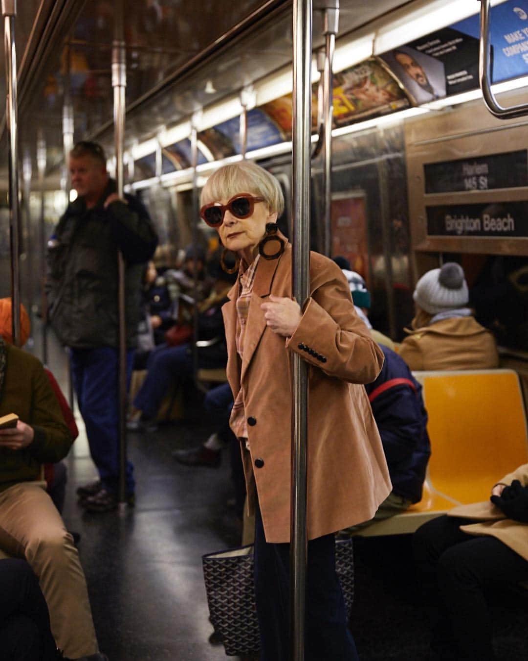 Accidental Iconさんのインスタグラム写真 - (Accidental IconInstagram)「Subway Series 2. #hanging #subway #nyc #womanonthestreet #headingout.  Photo: @michael_paniccia」3月17日 21時04分 - iconaccidental
