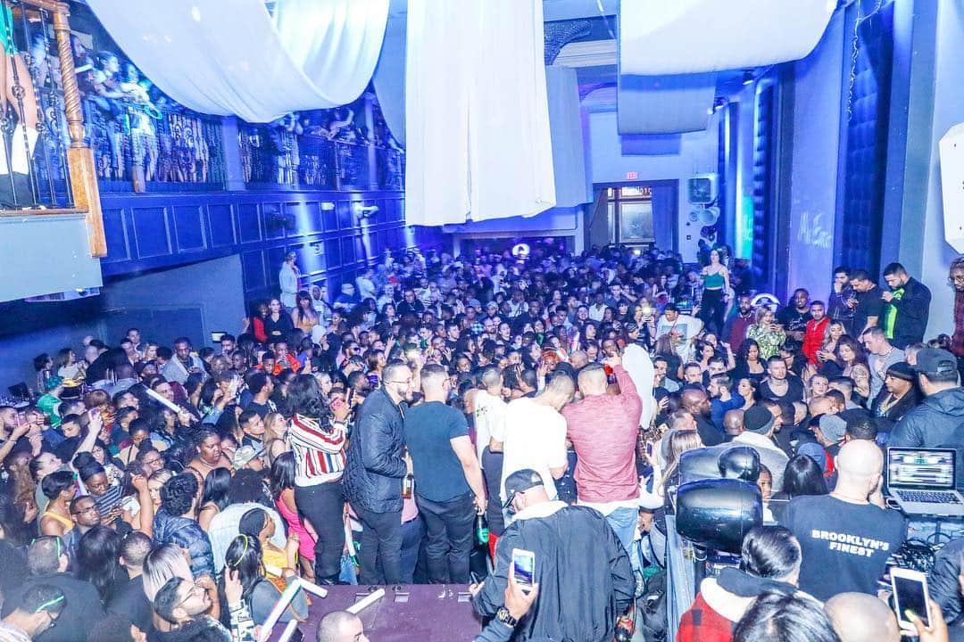 ファンクマスター・フレックスのインスタグラム：「@djbobbytrends touches down for the first time ever at Mister East on a Saturday! Hosted by TreySongz! Kosta/Binoy the @litdigitaldjs appropriate y’all! Tables/VIP/Bottles #SoldOut 1200 Deep!」