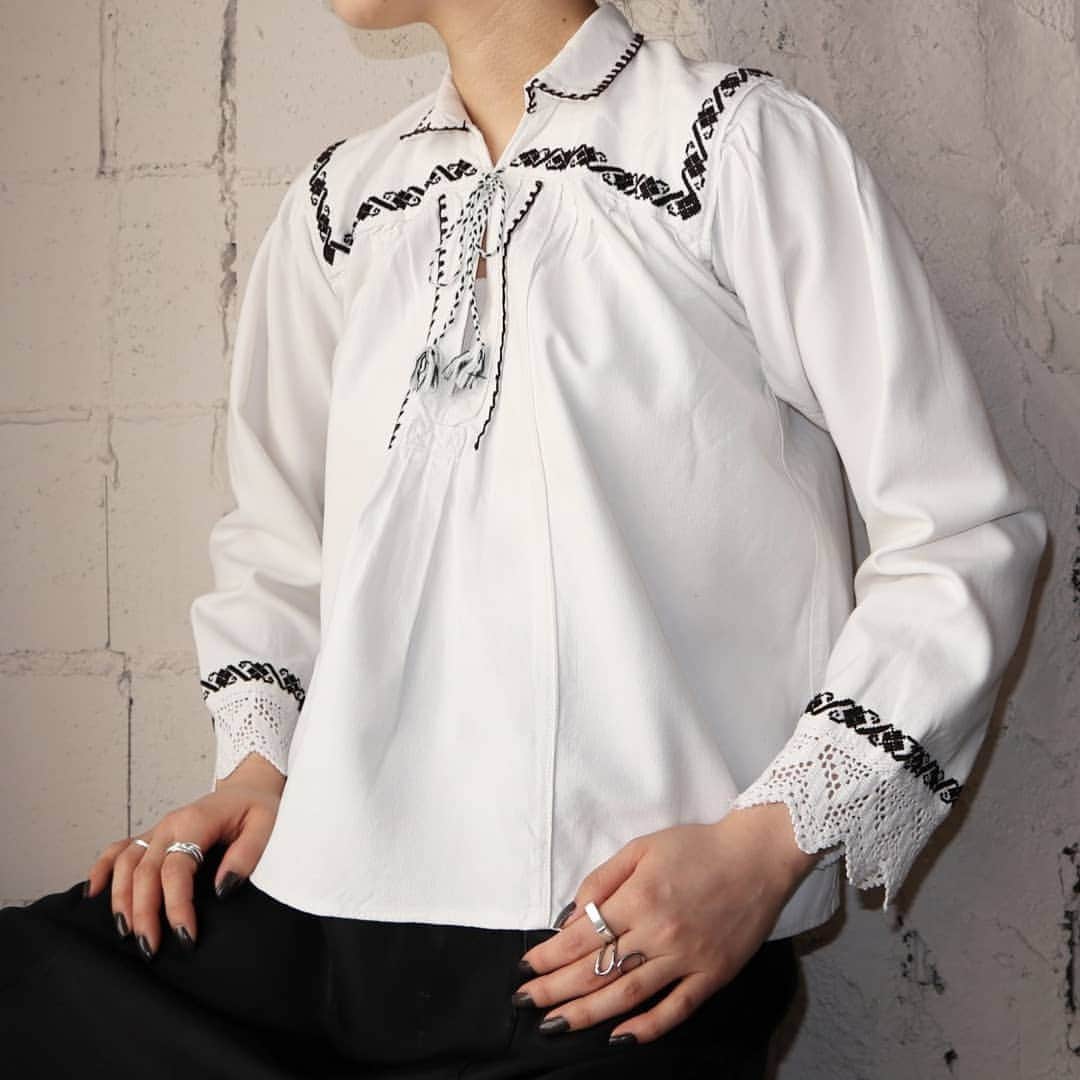 吉祥寺 古着屋 Orfeoのインスタグラム：「Vintage Embroidery Blouse  #Orfeo #Kichijoji #Tokyo #vintage #used #fashion #coodinate #outfits  掲載商品のお問い合わせはメールにて承っております。コメント、DMでのお問い合わせは受け付けておりませんのでご了承ください。」