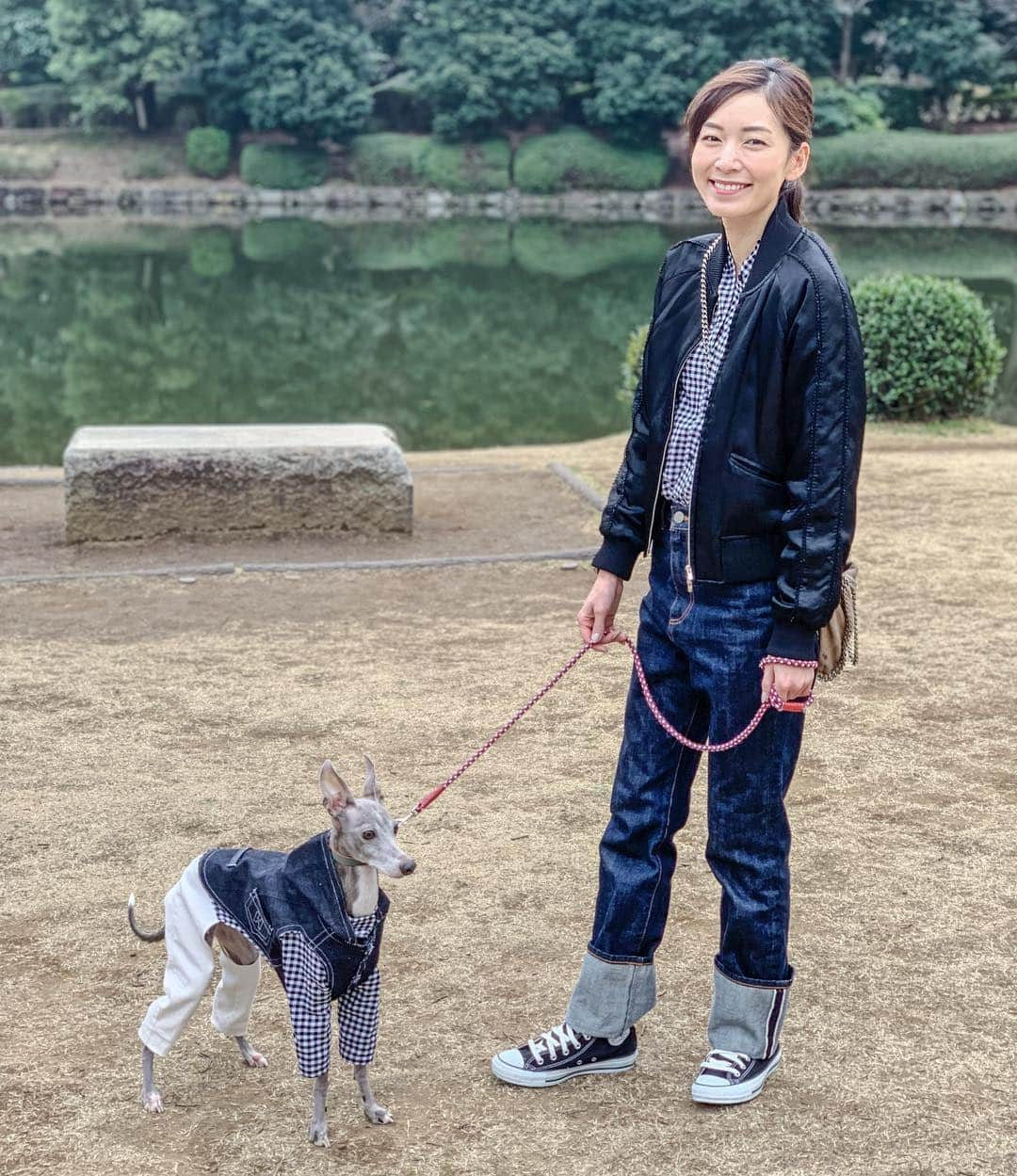 簑島宏美さんのインスタグラム写真 - (簑島宏美Instagram)「* ******** Denims × Black and White  ハウルと北の丸公園へ🐶 母作のデニムベストはハウルのイニシャル入り😊❤️ 着いて10分くらいでパラパラと雨が降ってきて、急いで帰りましたが帰り道は土砂降り😳💦 ハウルを抱えて小走りで帰ったので、今日は腕が筋肉痛です😂 アスファルトは雨でも歩くハウルですが、土のところは嫌がって歩かないハウル…どうやら足が汚れるのが嫌みたい…本当に君は犬ですか…？😳 ******** #イタグレ#イタリアングレーハウンド#italiangreyhound#dogstagram#イタグレとの暮らし#iggy#iggygram #iggylove#iggylife#いぬのいる暮らし#犬のいる暮らし#いぬバカ部#イタグレ服#iggysoftheworld #iggygram #iggysofinstagram #dogsofig #dogsofinstagram #プチプラコーデ #犬好きな人と繋がりたい#オシャレさんと繋がりたい#ハンドメイド#犬服#犬服ハンドメイド#リンクコーデ#いぬのきもち#いぬのきもち部#hm#hmxme」3月17日 12時23分 - hiromiminoshima