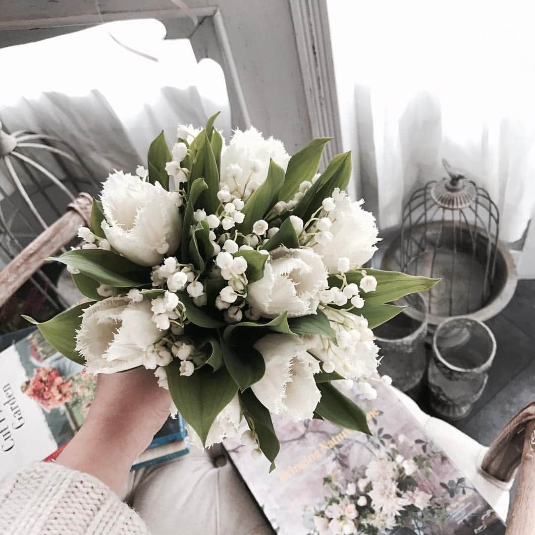 Florist.janeさんのインスタグラム写真 - (Florist.janeInstagram)「은방울 부케 🍃 . . . . . . . 👏🏻모든 주문건은 예약제로 받습니다.꽃이 필요한 날 기준으로 3,4일 전 미리 예약주세요😻 ✌🏻주문/ 클래스문의 - janejoung310 카카오톡 (레슨중에는 전화 상담이 어렵습니다. 카카오톡 주시면 빠르게 상담 도와드리겠습니다) . . . . . #블스부케 #본식부케 #은방울부케 #웨딩부케 #부케 #부케추천 #꽃 #꽃스타그램 #일상 #데일리 #플라워레슨 #플라워클래스 #플로리스트 #블루밍스완 #논현동꽃집 #학동역꽃집 #강남꽃집 #꽃집추천 #flowers #florist #daily」3月17日 12時17分 - jane.florist