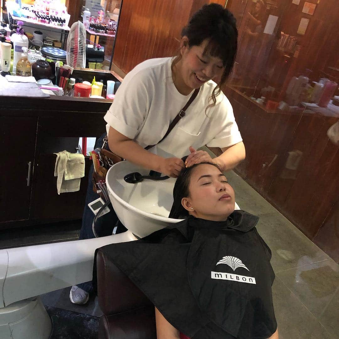 美容留学のアジアビューティカレッジのインスタグラム：「今日から生徒の みなこさんがフィリピン人のフリーカットをやっていきます！  最初はゲートウェイの先生がモデルです👩‍🏫 先生が気持ち良さそうにシャンプーされています 笑笑 . .  頑張って下さいー😋😋 . .  #DONNA #ドンナ #アジアビューティーカレッジ #AsiaBeautyCollege #ヘアスタイル #ヘアカラー #ヘアアレンジ #セブ留学 #美容留学 #語学留学 #海外美容師 #海外スタイリスト #海外生活 #海外留学 #美容学生 #海外美容室 #海外ヘアサロン #海外で美容師 #セブ美容 #セブ島 #美容師転職 #美容師募集 #instahair #hairstyle #hairstagram #海外就職希望 #就活中 #日系サロン  #cebustudents #freecut」