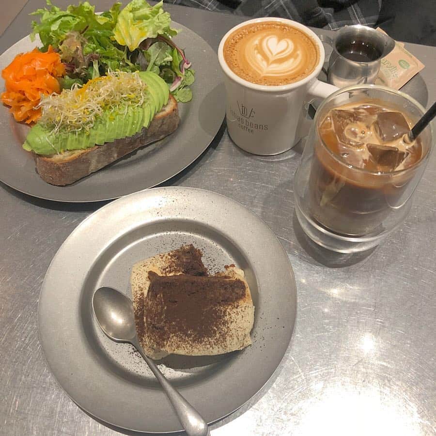のインスタグラム：「#lohasbeanscoffee . 30分くらい並んだかな？ 食べたのは 🍰ティラミス 🥪アボカドトースト ☕︎カフェラテ . 一口食べるたびに友達と美味しいしかゆってない、、 アボカドトーストほんとおすすめ！🥑 . 📍 〒107-0062 東京都港区南青山５丁目８−１０, 萬楽庵ビルⅡ 表参道駅B1出口から1分！ . .  #yuisa #picoftheday #me #japanesegirl #girl #japan #tokyo #makeup #メイク #메이크업#97line #98 #21 #얼짱 #한국 #카페스타그램 #카페투어 #카페 #cafe #表参道カフェ #カフェ巡り」