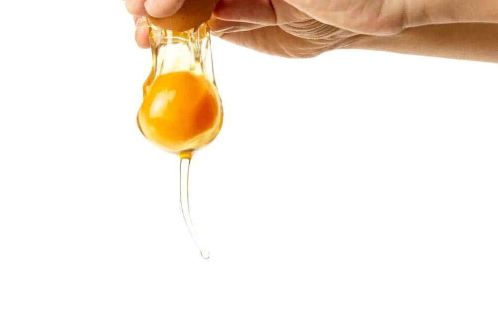 ポケットマルシェ(ポケマル) さんのインスタグラム写真 - (ポケットマルシェ(ポケマル) Instagram)「プルプルの卵🥚🍳 ・ ・ 長崎県西海市、松本養鶏場の元SE・松本英樹さんが出品しているこの卵は、 臭みがなく、ほんのり甘い、コクのある卵です。 ・ なんとこの卵、コレステロールが通常の卵よりも2割低いんです😳 ・ その秘密は…お茶🍵！ 鶏に餌として与える緑茶のカテキンの力により卵のコレステロールを下げ、ビタミンEも豊富。 ・ 生もしくは半熟たまごが一番美味しさがわかる食べ方だそう。 生産者の松本さんがオススメしているのは、釜玉うどん！ 茹でたさぬきうどんに汁なしで、生卵とお醤油もしくはポン酢で召し上がってみてください🤤💕 ・ #たまご #卵  #長崎県 #西海市 #松本養鶏場  #ポケットマルシェ #ポケマル #農家漁師から直接買えるアプリ #生産者の顔が浮かぶ食卓  #おうちごはん #おうちカフェ #卵かけご飯 #TKG #釜玉うどん」3月17日 12時26分 - pocket.marche