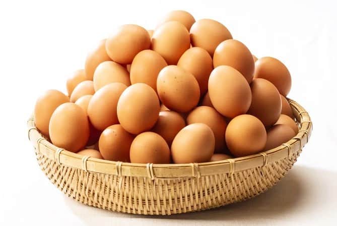 ポケットマルシェ(ポケマル) さんのインスタグラム写真 - (ポケットマルシェ(ポケマル) Instagram)「プルプルの卵🥚🍳 ・ ・ 長崎県西海市、松本養鶏場の元SE・松本英樹さんが出品しているこの卵は、 臭みがなく、ほんのり甘い、コクのある卵です。 ・ なんとこの卵、コレステロールが通常の卵よりも2割低いんです😳 ・ その秘密は…お茶🍵！ 鶏に餌として与える緑茶のカテキンの力により卵のコレステロールを下げ、ビタミンEも豊富。 ・ 生もしくは半熟たまごが一番美味しさがわかる食べ方だそう。 生産者の松本さんがオススメしているのは、釜玉うどん！ 茹でたさぬきうどんに汁なしで、生卵とお醤油もしくはポン酢で召し上がってみてください🤤💕 ・ #たまご #卵  #長崎県 #西海市 #松本養鶏場  #ポケットマルシェ #ポケマル #農家漁師から直接買えるアプリ #生産者の顔が浮かぶ食卓  #おうちごはん #おうちカフェ #卵かけご飯 #TKG #釜玉うどん」3月17日 12時26分 - pocket.marche