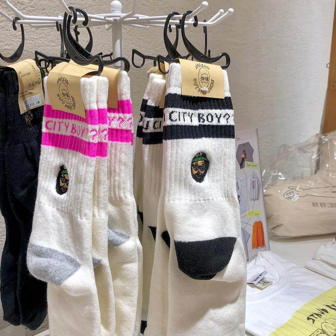 名古屋パルコさんのインスタグラム写真 - (名古屋パルコInstagram)「【LIMITED SHOP】東館B1F「Chi-bee」期間限定オープン🌿 . イラストレーター、Takeが描き出すドローイングから"FUN"で"Edge"のきいたアイテムを作り出すブランド👨🏻‍🦰 ブランドキャラクター(ネルソン)はTakeの脳内妄想から生み出されたキャラクターであり、Takeのやりたい事や、やらせたい事、自分がその場で体験したかった歴史的な事柄に加え、70s・80sのファッションカルチャーをネルソンに投影しています🛹 . イラストで自分たちの好きなLifestyleやCultureを表現するため、chi-bee独自のフィルターを通して他にはないドローイングアイテムを創りつづけています！ . 期間：3/14(木)～3/24(日) 場所：東館B1F　特設会場 . . 🛍30th PARTY SALE 開催🛍 30th PARTY SALE(3.15 fri - 3.21 thu)開催中！ . 〈PARCOカード〉でおトクな7日間。 人気ショップが店頭にてSALEに加え、〈PARCOカード〉ご利用・新規ご入会で5%OFF、クラスS会員様は10%OFF！ ※ご請求時。 . 詳細はプロフィール画面のURL 名古屋パルコホームページをチェック👆 . . . #chibee #チービー #take #ネルソン #スマホケース #靴下 #バッグ #サコッシュ #fashion #popup #名古屋パルコ #名古屋PARCO #nagoyaparco #名古屋 #nagoya #栄 #矢場町 #partysale #パーティーセール」3月17日 12時30分 - parco_nagoya_official