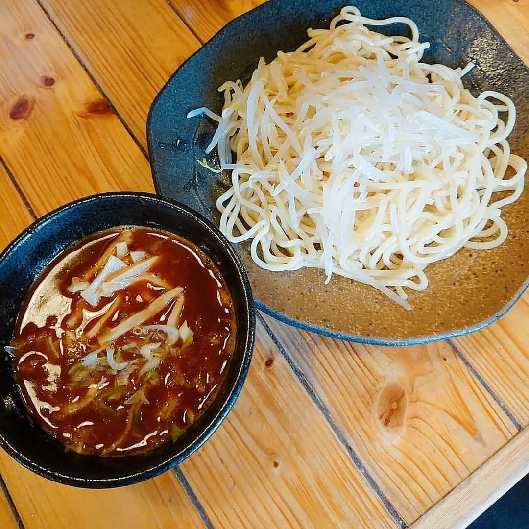 ピックさんのインスタグラム写真 - (ピックInstagram)「日曜日なのに～☔だね、 、 お昼は❗ けっこうはまる、つけ麺❗ 本丸❗に、行って来たよ❗ 、 激辛はやめといたけど❗普通でも充分ひーひ～ 、 お留守番から、帰ってきたら、寝てるけどさ🐶 、 ポヨンポヨンのお腹がﾁｬｰﾑpoint😘😘😘😘 、 かわいいでしょ✨ 、 さて、日曜日後半ゆっくり過ごしまーす❗ 、 みなさんも素敵な週末を❗ 、 #ラーメン #つけ麺 #本丸 #ランチ #instadog #ilovedog #dogstagram #west_dog_japan #all_dog_japan #todayswanko #inulog #coolangel #ミニチュアダックス #ミニチュアダックスフンド #イヌスタグラム #いぬすたぐらむ #犬 #だいすき #美容 #ダイエット #いぬドル #かわいい #シニア犬 #14歳 #ピック #モデル犬 #イケワン #わんわん小学校」3月17日 12時37分 - pick09040904