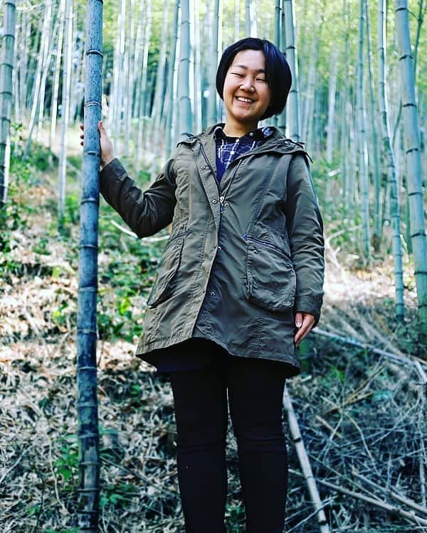 竹虎さんのインスタグラム写真 - (竹虎Instagram)「四年前に竹林見学をしたいとやって来られた美術系大学を卒業予定の学生さんがいました。日本唯一の虎竹にもあまりピンと来ていない様子でしたが、竹虎に入社頂けることになったのです。初めてやる事ばかり、最初は慣れない仕事に戸惑いもあったようですがその後、持ち前の創作センスを発揮してメキメキと腕を上げて行きます。 . 先日、たまたま一緒に竹林に入る機会があってカメラを向けました。そういえば初めて虎竹の里に来た時と同じジャケットを着ているようです、しかし格好は同じでも中身はまるで違います。新社会人として働きだしてから数年の成長が画面からも伝わってくるようでした。 . 今回はじめて新卒採用に向けた動画を製作する事になりました。自分はあまり関わらず社員に任せっきりでした。 . 5分間もの長い動画をご覧になられる方は竹虎に関心のある本当にごく一部ではないかと思います。そこで、この動画を1分にまとめた動画を作ってもらました。どうやって短くするのかと思っていたら、なかなか素晴らしい出来栄えです。 . 竹虎では700人しかいない虎竹の里から日本唯一の虎竹を世界に発信する若い仲間を社員募集しています。採用動画を制作したこの彼女も、四年目は何も知らず何もできませんでした。竹虎は小さい会社です、だからチャンスは大きいのです。 . #竹虎 #虎斑竹専門店竹虎 #山岸竹材店 #竹虎四代目 #TAKETORA #竹屋 #竹製品 #竹細工 #竹工芸 #竹 #bamboo #虎竹 #真竹 #青竹 #白竹 #Iターン #Uターン #求人 #採用 #就職 #社員募集 #新卒 #仕事 #理念 #職業 #正社員 #正規採用 #高知 #小さい会社だからチャンスは大きい」3月17日 12時49分 - taketora1894