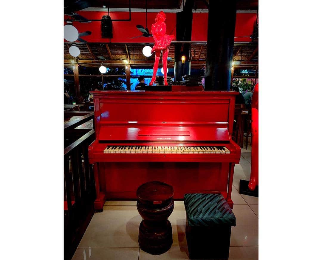 百合華さんのインスタグラム写真 - (百合華Instagram)「アンジェリーナ・ジョリー主演の映画『トゥームレイダー』で出てきたパブストリートにあるお店『THE RED PIANO』の１番素敵なテラス席に座りながらディナータイム🥰  そして、『トゥームレイダー』と言うカクテルをひとくちだけ飲んでみました🍸  ブルドッグみたいな味かなww💕  #cambodia  #siemreap  #nightmarket  #pubstreet  #theredpiano #tombraider #angelinajolie  #cocktail #angkornightmarket」3月17日 12時42分 - yurika.lovelily