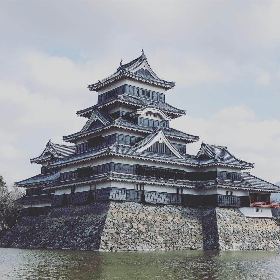 江本悠滋さんのインスタグラム写真 - (江本悠滋Instagram)「戦うために造られた城。 でも実際にここまで敵に追い込まれたらもう無理そうだよな〜 #松本城 #城 #chateau #nagano #japan」3月17日 12時43分 - emoto_yuji