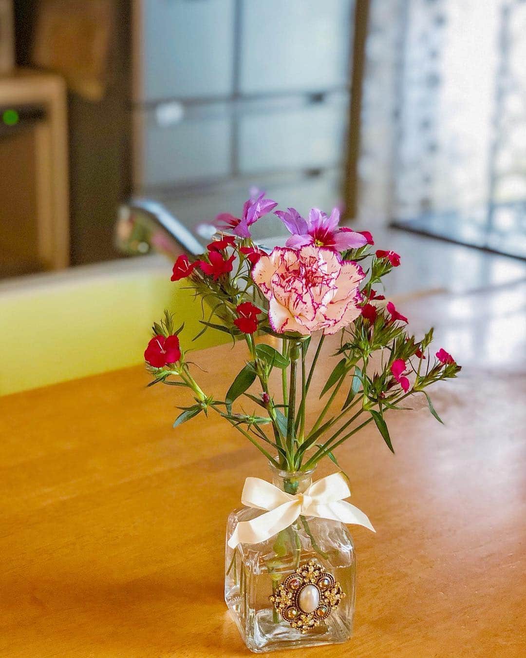 sayoko87さんのインスタグラム写真 - (sayoko87Instagram)「‪❥❥❥‬ * めざましテレビでも紹介された 今、話題のお花の定期便 @bloomeelife さんからお花が届きました⸜🌷︎⸝‍ * 今回のお花は… ・カーネーション ・なでしこ ・リューコカラベル 春らしい可愛い色合いでキッチンに置くと ついつい眺めて笑顔になってしまう💓 季節のお花がランダムに届いて 無料の品質保証もついてるから安心🙋✨ お花が長持ちする栄養剤も同封されていて そういう、ちょっとした気配りも嬉しい💓☺️ * Bloomee LIFEさんで登録してくれた方に 初回無料クーポンをプレゼント㊥❥😍 ︎︎︎︎☑︎クーポンコード：orange227 有効期限：2019年5月31日 * * #bloomeelife #お花の定期便 #お花のある暮らし #花のある暮らし #季節の花 #暮らし #暮らしを楽しむ #life #lifestyle #simplelife #instagood #instalife #instagram」3月17日 12時43分 - sayoko.87