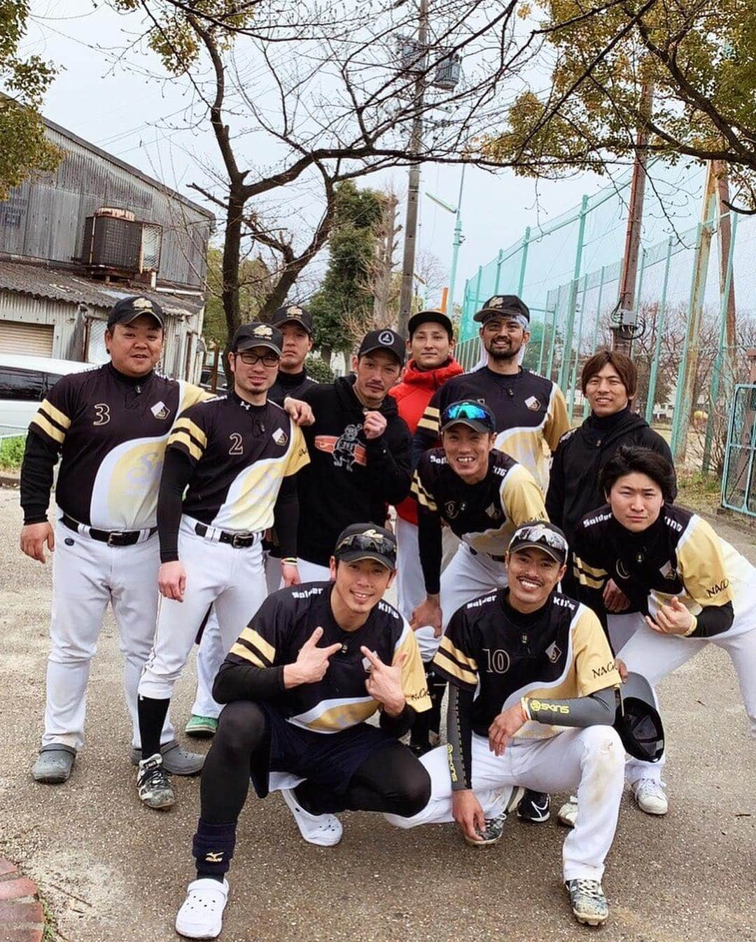 Yuma Yamashitaさんのインスタグラム写真 - (Yuma YamashitaInstagram)「. . たまには大好きな趣味の野球⚾️ #一部リーグで連勝 優勝して連盟対抗出てみたい❗️ 個人的には一部リーグでも盗塁王獲得する🔥 . そんな今日は今年から新加入した大阪桐蔭→西濃運輸 @and__19 生島くんが紹介してくれた @fosekift のアクセサリーお揃いでつけて またチーム一丸になれた😍 やっぱり野球最高に楽しいわ❤️ . . あ！昨日長男のところに甲子園出場校の 三重県菰野高校から話しいただいた🤩 まだどうなるか分からないけど 最後1年頑張って志望校決めようね😘 琉斗ファンの皆様引き続き応援してやってください🤲 #野球 #草野球 #甲子園」3月17日 12時45分 - yuma_andagi