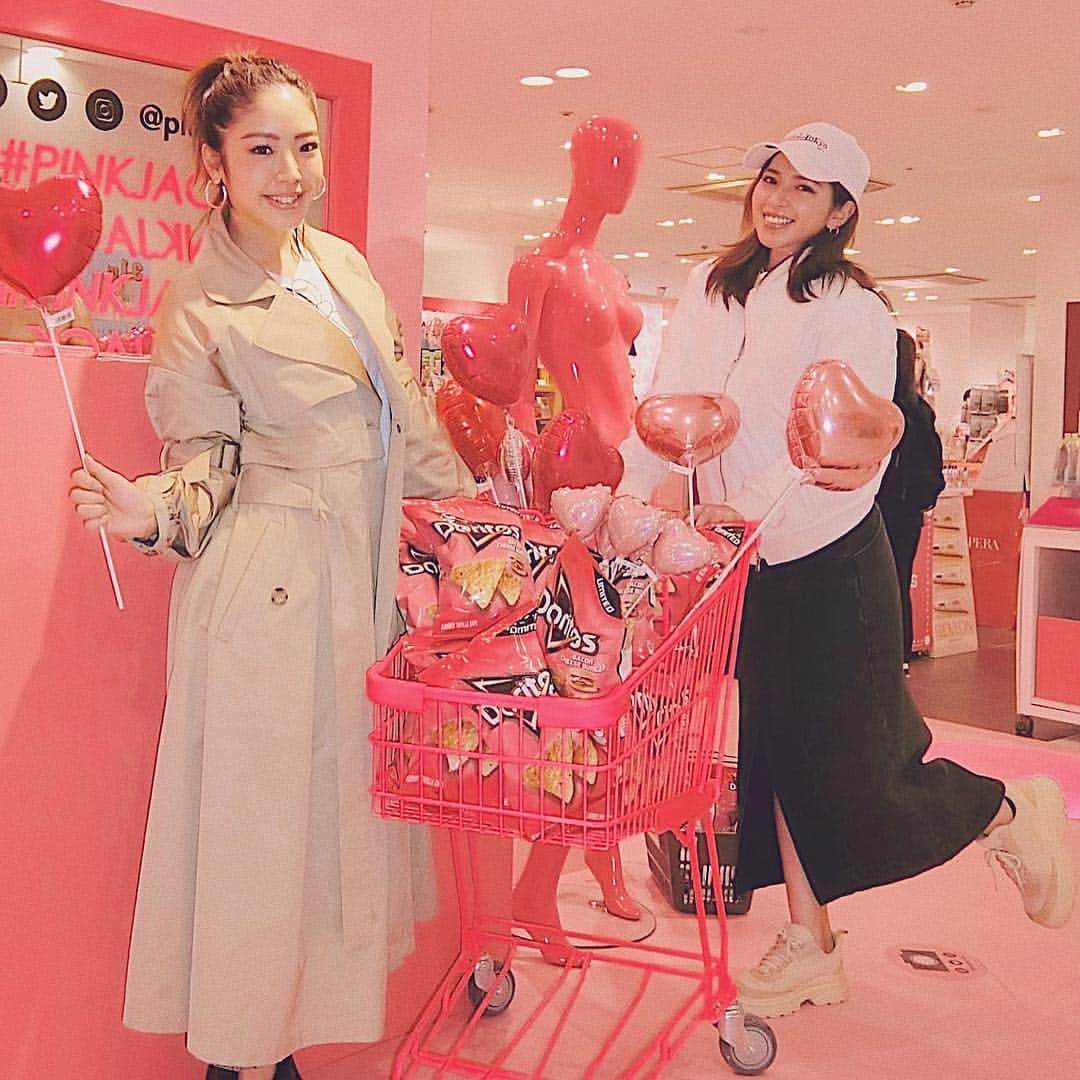 来夏さんのインスタグラム写真 - (来夏Instagram)「#💋 らぶ りな❤︎ ちょっとのつもりが 買い物に夢中になった日🛍 プラザにあったドリトスの ベーコンチーズバーガー味美味しかったなー😝🍔 #bff #pink #pinkjack #plaza #shibuya109」3月17日 12時54分 - rairairaika