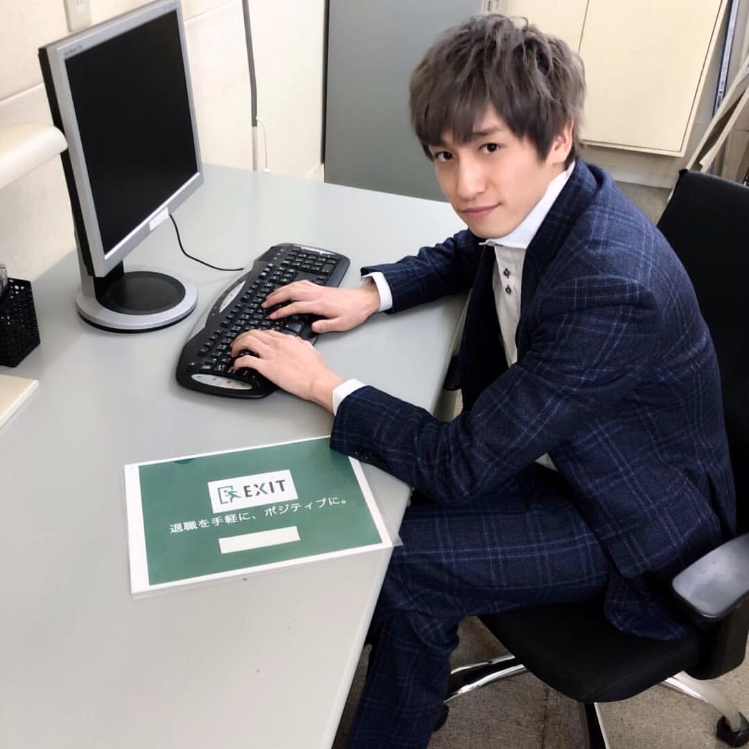 のインスタグラム：「チャラリーマン。  #今日から俺がお前の上司 #俺の言う事を聞け #もういいわ俺がやる #根性見せて残業しろ #俺の時代はこんなの当たり前 #仕事は見て覚えろ #飲み行くぞ #それスッピン？ #昨日も彼氏の家泊まったでしょ？  #こんな日々に #退職代行 #EXIT #辞めたいと思うなら辞めろ #そんな事に時間を使うな #君の非常口に俺はなる」
