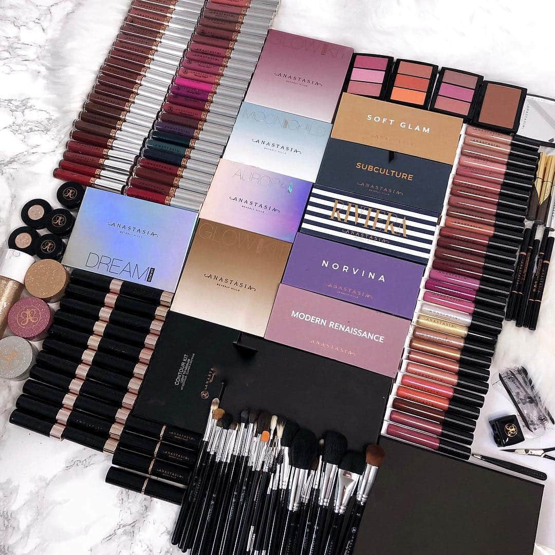 Anastasia Beverly Hillsさんのインスタグラム写真 - (Anastasia Beverly HillsInstagram)「Sharing @norvina message posted. We 💗 our social media family 🙏🏼 . 🦄MESSAGE  BELOW 🦄 . .  Just wanted to take a moment to share the investment ABH makes in you. This welcome package is valued at roughly $5300 (magnetic palettes hold eyeshadow singles) 🦄  Each time we add someone to #THELIST we send a huge package to set you up for your own makeup & for clients, if you have them.  We will send you every brush we make, that we don’t sell in stores or promote outside of our website, just to be sure you are good. It’s important for you to know your worth to us & our commitment to the beauty community regardless of the # of followers that you have!  This being said, our current goal is to add 1000 new artists to our existing list, 600 more to go 🦄💗 #anastasiabeverlyhills #norvina」3月17日 13時00分 - anastasiabeverlyhills