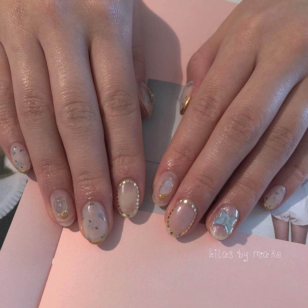 のインスタグラム：「. vintageのパーツが人気🦋❤︎ かわぁ🌷 #nail #うるつやネイル #네일디자인 #네일아트 #젤네일아트 #젤네일 #ガーリーネイル #네일디자인 #ヴィンテージネイル #フレンチガーリー #囲みネイル #オーダーチップ #ミラーネイル #非対称ネイル #蝶々ネイル #薔薇ネイル #小花ネイル #おしゃれさんと繋がりたい」
