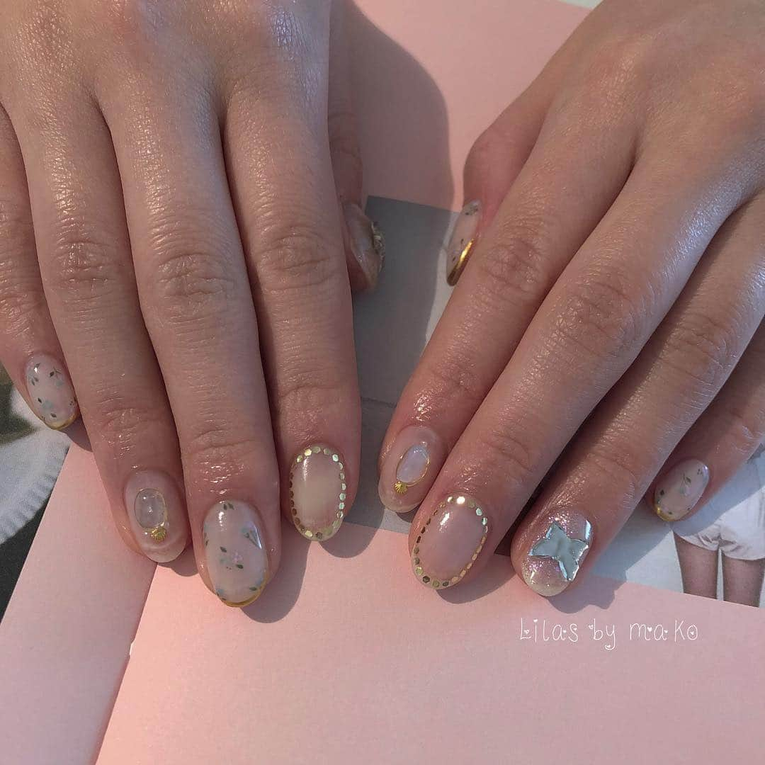 makoさんのインスタグラム写真 - (makoInstagram)「. vintageのパーツが人気🦋❤︎ かわぁ🌷 #nail #うるつやネイル #네일디자인 #네일아트 #젤네일아트 #젤네일 #ガーリーネイル #네일디자인 #ヴィンテージネイル #フレンチガーリー #囲みネイル #オーダーチップ #ミラーネイル #非対称ネイル #蝶々ネイル #薔薇ネイル #小花ネイル #おしゃれさんと繋がりたい」3月17日 13時00分 - mkxxxbaby