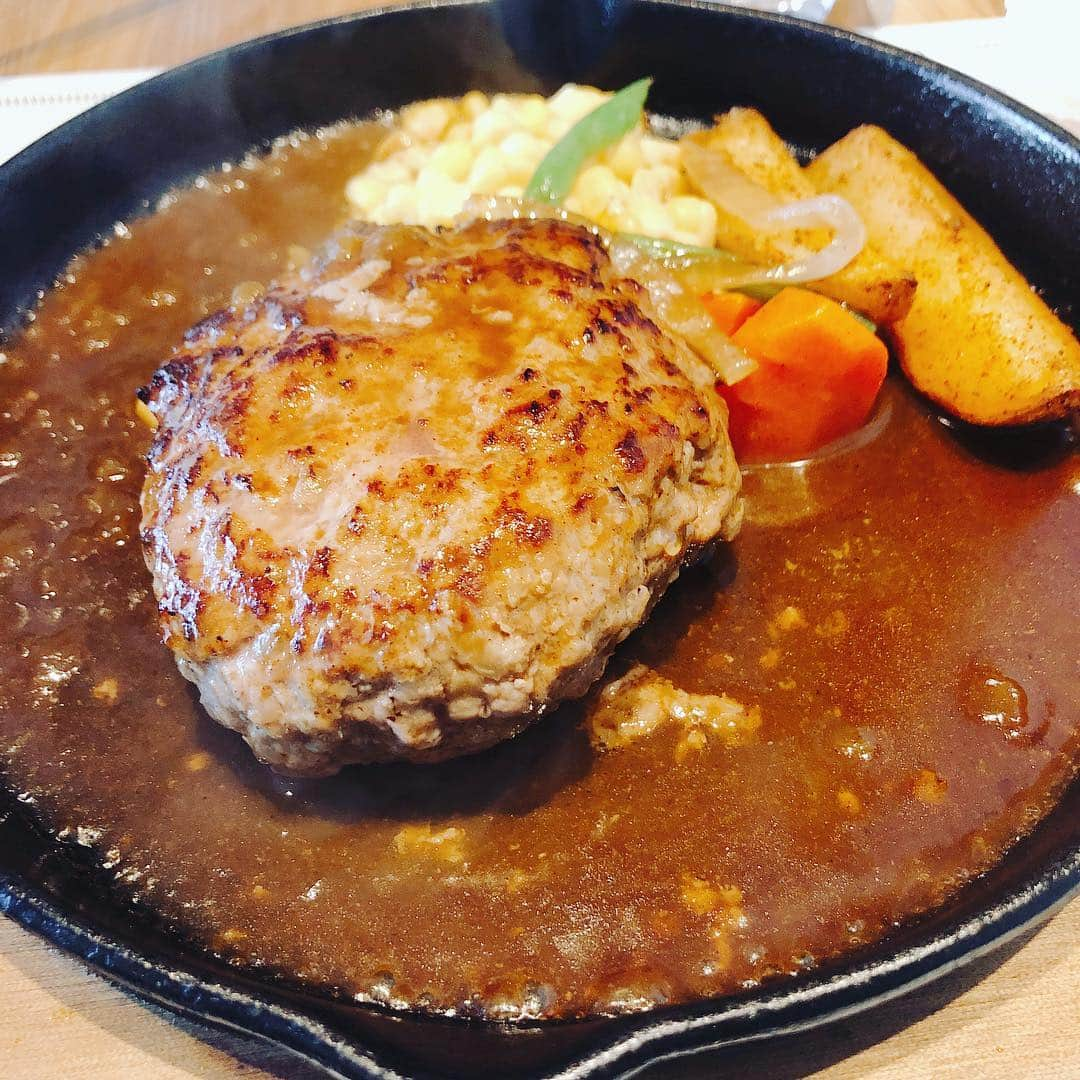 浦田麻緖さんのインスタグラム写真 - (浦田麻緖Instagram)「ハンバーグランチ🍽 洋食屋さんに行ったら、ナポリタンかいつもハンバーグか迷う🙈 今日はハンバーグに❗️ #ランチ #sunday #ハンバーグ #デミグラスソース #カレーソース #ハーフアンドハーフ #ぐつぐつ #yummy #洋食屋さん」3月17日 13時01分 - mao.urata