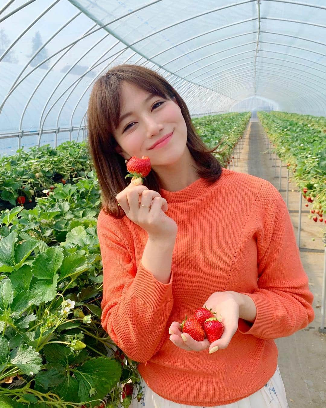 石井里奈さんのインスタグラム写真 - (石井里奈Instagram)「こんにちは🤗💕✨ . 今日は栃木県の🍓もおか いちごフェスタ2019🍓に参加しにきています😍✨ . 初めてのいちご狩り🍓採れたてのいちご最高に美味しかった〜😂🥰💕 . 来年の全国いちごサミットinもおかのプレイベントだったんだけどすごい人😍 . 大変賑わっております🤗💕💕 . さすが日本一のいちごの生産地真岡市😍 かわいいお土産もGet🥰（10枚目） 前に栃木きた時に買ってリピート🌸可愛いし、お土産にも最適なの😍🍓 . 今日のコーデは、昨日グランドオープンした錦糸町PARCOの @fabulousangela_official で購入したセットアップ🥰鮮やかなオレンジニットと花柄スカートのセット😍✨春ですなぁ〜💕✨ . ノベルティーでバッグも、もらえたよん😍お得感✨清楚可愛い洋服多くて通勤でも使いやすいからよくチェックしてるのだ🌸🌸 . また更新するね💕✨ . #もおかいちごフェスタ #全国いちごサミットinもおか2020 #いちごはひとつ #fabulousangela #ファビュラス #ファビュラスアンジェラ #錦糸町パルコ #栃木 #いちご #いちご狩り #苺 #strawberry #fruit #インスタ映え #彼女とデートなうに使っていいよ #休日 #春 #春コーデ #イチゴ #sweet #スイーツ #もぐもぐ女子 #りなまるグルメ #spring #happy #smile #いちごスイーツ #いちご好き」3月17日 13時16分 - ri7tin1025