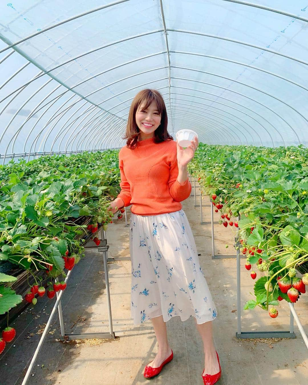 石井里奈さんのインスタグラム写真 - (石井里奈Instagram)「こんにちは🤗💕✨ . 今日は栃木県の🍓もおか いちごフェスタ2019🍓に参加しにきています😍✨ . 初めてのいちご狩り🍓採れたてのいちご最高に美味しかった〜😂🥰💕 . 来年の全国いちごサミットinもおかのプレイベントだったんだけどすごい人😍 . 大変賑わっております🤗💕💕 . さすが日本一のいちごの生産地真岡市😍 かわいいお土産もGet🥰（10枚目） 前に栃木きた時に買ってリピート🌸可愛いし、お土産にも最適なの😍🍓 . 今日のコーデは、昨日グランドオープンした錦糸町PARCOの @fabulousangela_official で購入したセットアップ🥰鮮やかなオレンジニットと花柄スカートのセット😍✨春ですなぁ〜💕✨ . ノベルティーでバッグも、もらえたよん😍お得感✨清楚可愛い洋服多くて通勤でも使いやすいからよくチェックしてるのだ🌸🌸 . また更新するね💕✨ . #もおかいちごフェスタ #全国いちごサミットinもおか2020 #いちごはひとつ #fabulousangela #ファビュラス #ファビュラスアンジェラ #錦糸町パルコ #栃木 #いちご #いちご狩り #苺 #strawberry #fruit #インスタ映え #彼女とデートなうに使っていいよ #休日 #春 #春コーデ #イチゴ #sweet #スイーツ #もぐもぐ女子 #りなまるグルメ #spring #happy #smile #いちごスイーツ #いちご好き」3月17日 13時16分 - ri7tin1025