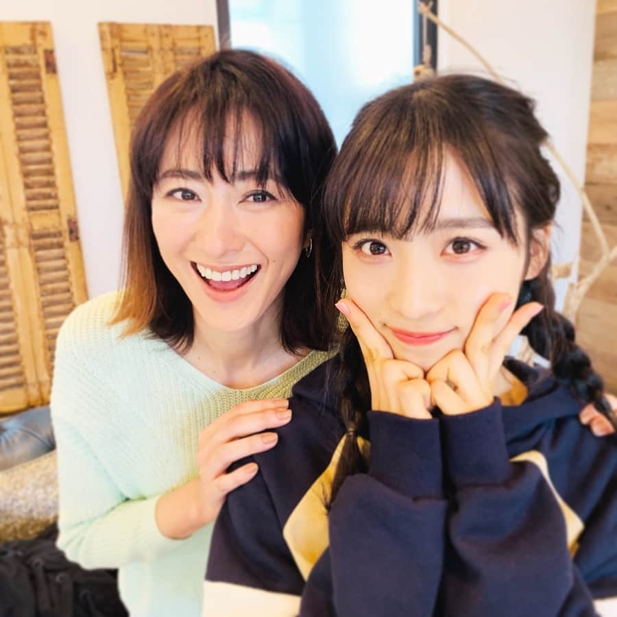 前田ゆかのインスタグラム：「「ムスメークレッスン」  の撮影で一緒でした#AKB48  #小栗有以 ちゃんと撮影後に記念撮影！ かわいすぎて眩しかった✨  撮影では#下尾みうちゃんも一緒でした。  礼儀正しくかわいい笑顔の 2人は17歳✨✨ ふんわり心をほぐしてくれる空気感に 癒され見入ってしまうほど☺️ キラキラ✨  娘のメーク開始はいつから？ 何を使えばいいかしら？ メーク開始も低年齢が進んでいるなかでママがアドバイス出来るようにメークのオンだけでなくオフも解説。  どうぞ#美ST 最新号をご覧くださいね。 #美ST#5月号#AKB48#AKB #小栗有以#下尾みう#beauty #instabeauty」