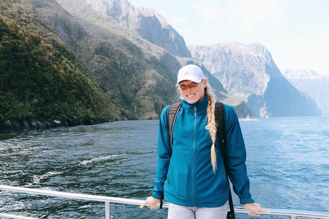 カーリー・ウォパットさんのインスタグラム写真 - (カーリー・ウォパットInstagram)「Milford Sound cruisin’. Secretly disappointed that I didn’t see any dinosaurs, but still smiling. 🦕」3月17日 13時22分 - carlywopat