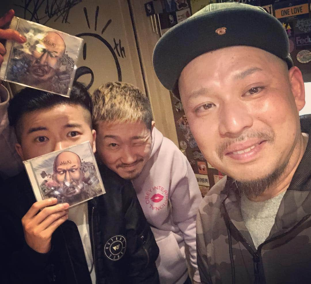 大江健次さんのインスタグラム写真 - (大江健次Instagram)「大阪編二日目終了！今夜もたくさんの方と関われた！ラストはKOPERU&ISSEIのお二人がゲットしてくれたす泣！このお二人のライブ一目惚れしたす！そして9thviliageのマスターも買ってくれました泣。テークエムさんは写真の時だけムクリと目覚め再び寝落ちされてたのでまたいつか改めてご挨拶出来たらと！ってとこで僕が携帯握ったまま寝落ちしました...笑。今日は大阪ラスト日、一二三屋さんやライダーズカフェにご挨拶、そしてあの男に会ってから出発します笑。なのでまだ少し居ます！ここから名古屋までは鬼門とされている道のりです！ストーリーにルートの質問あげてるから詳しい人答えて欲しいす！では！  #mckj2nd #手売り旅 #大阪編 #二日目 #KOPERU #ISSEI #寝起きの #テークエム  #9thviliage」3月17日 13時22分 - mckj_hagestagram