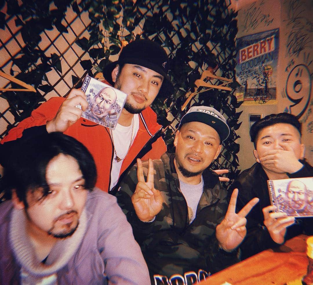 大江健次のインスタグラム：「大阪編二日目終了！今夜もたくさんの方と関われた！ラストはKOPERU&ISSEIのお二人がゲットしてくれたす泣！このお二人のライブ一目惚れしたす！そして9thviliageのマスターも買ってくれました泣。テークエムさんは写真の時だけムクリと目覚め再び寝落ちされてたのでまたいつか改めてご挨拶出来たらと！ってとこで僕が携帯握ったまま寝落ちしました...笑。今日は大阪ラスト日、一二三屋さんやライダーズカフェにご挨拶、そしてあの男に会ってから出発します笑。なのでまだ少し居ます！ここから名古屋までは鬼門とされている道のりです！ストーリーにルートの質問あげてるから詳しい人答えて欲しいす！では！  #mckj2nd #手売り旅 #大阪編 #二日目 #KOPERU #ISSEI #寝起きの #テークエム  #9thviliage」
