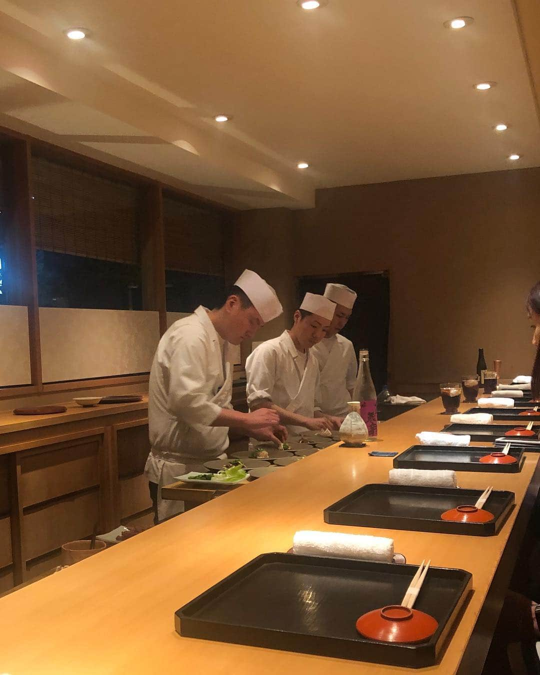 夏木マリさんのインスタグラム写真 - (夏木マリInstagram)「京都に帰る楽しみのひとつ、 じき宮ざわさん🥢 泉さんのお料理、絶品でございます。  #季節の食前酒から  #春野菜と蛍イカをサラダのように、 納豆、湯葉のフレークと蕗の薹ソース  #蛤のお椀、ワカメはよく揉まれてアルギン酸たっぷり  #12日ねかせたねぎとろ  #平目のえんがわ  #名物『焼胡麻豆腐』  #焼き松葉ガニ  蓮根をかけて、、 #器もすべて素敵で、ラリックのアンティークもたくさん  #つづく」3月17日 13時26分 - mari_natsuki