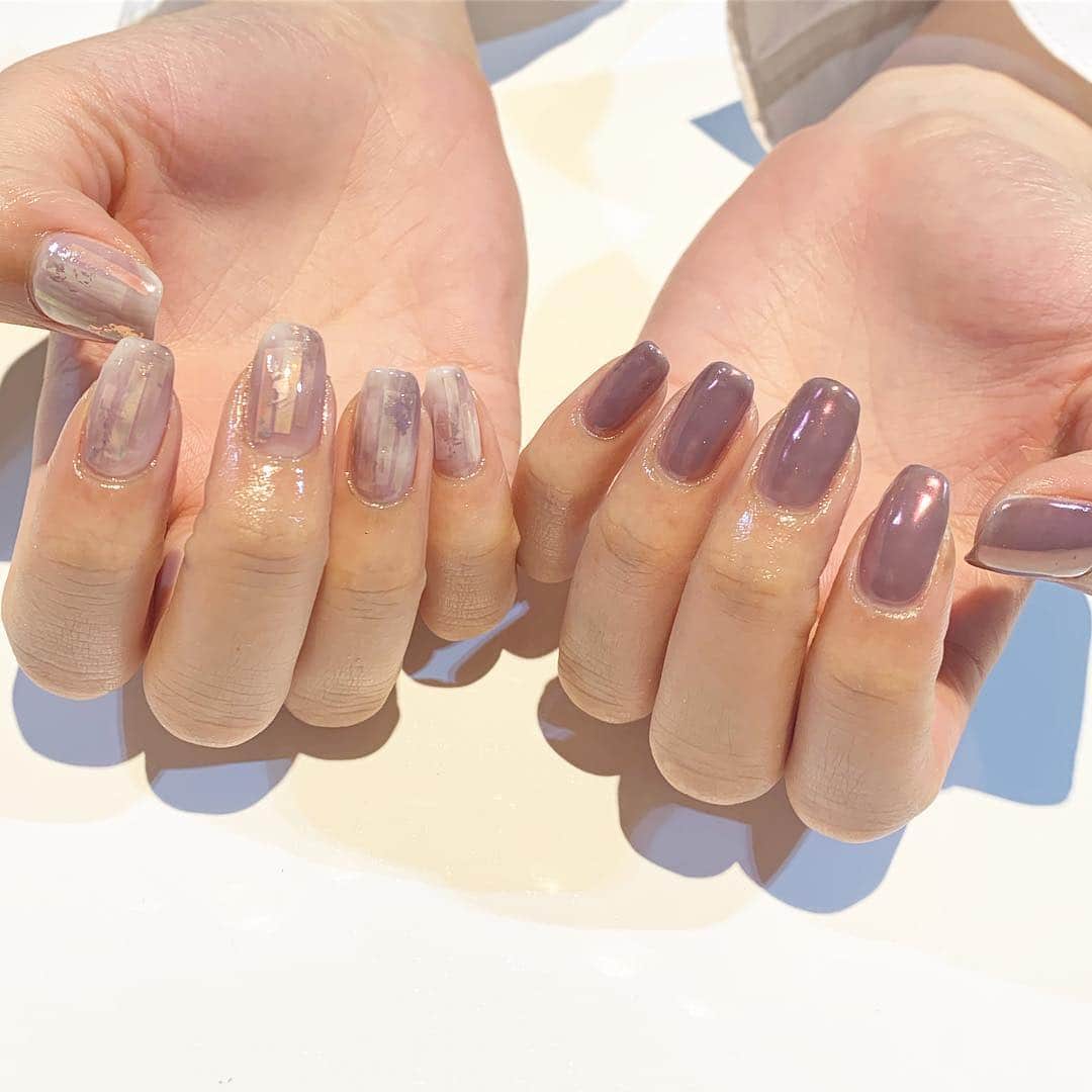 RUBY&ONYX by Kanako Miuraのインスタグラム：「アシメ🤪♥︎ ・ ・ INSTYLE BLOGにて、角質ケアについて取材していただきました！ 正しいセルフケア方法や臭いの原因などについて説明させて頂いてます。 ・ "溜まりすぎた角質ケアはセルフでは無理？ネイリスト直伝の正しいケア方法" ・ サロンのプロフィール画面のリンクからどうぞ😊 是非、ご覧ください！ ・ ・ ・ 角質ケアキャンペーン👣 ・ 好評につき3月末まで延長🤗 期間中ジェルネイルまたはポリッシュカラーをされたお客様に足裏の角質ケア&ゴマージュ(通常価格¥3780)をプレゼント致します！ 乾燥する冬にこそつるつるのお足元で快適にお過ごしください。 ※ネイルはハンドでもフットでも可 ※ご予約の際に角質ケアご希望の旨お伝えくださいませ。  3/19 16:00〜.17:00〜.17:30〜. 3/20 13:30〜.14:00〜.17:00〜 ご案内可能です。 お気軽にお問い合わせくださいませ💫 ・ ・ #daikanyama#nailsalon#nail#gelnail#rubyandonyx#summer#summernails#handnail#mode#cool#studs#menscare#ART#winternails#nuancenails#メンズネイル#メンズケア#定額制ネイル#通い放題#ジェルネイル#ネイル#ノーサンディング#フットケア#大人ネイル#フットネイル#シンプルネイル#天然石ネイル#代官山ネイルサロン#トレンドネイル#ショートネイル」