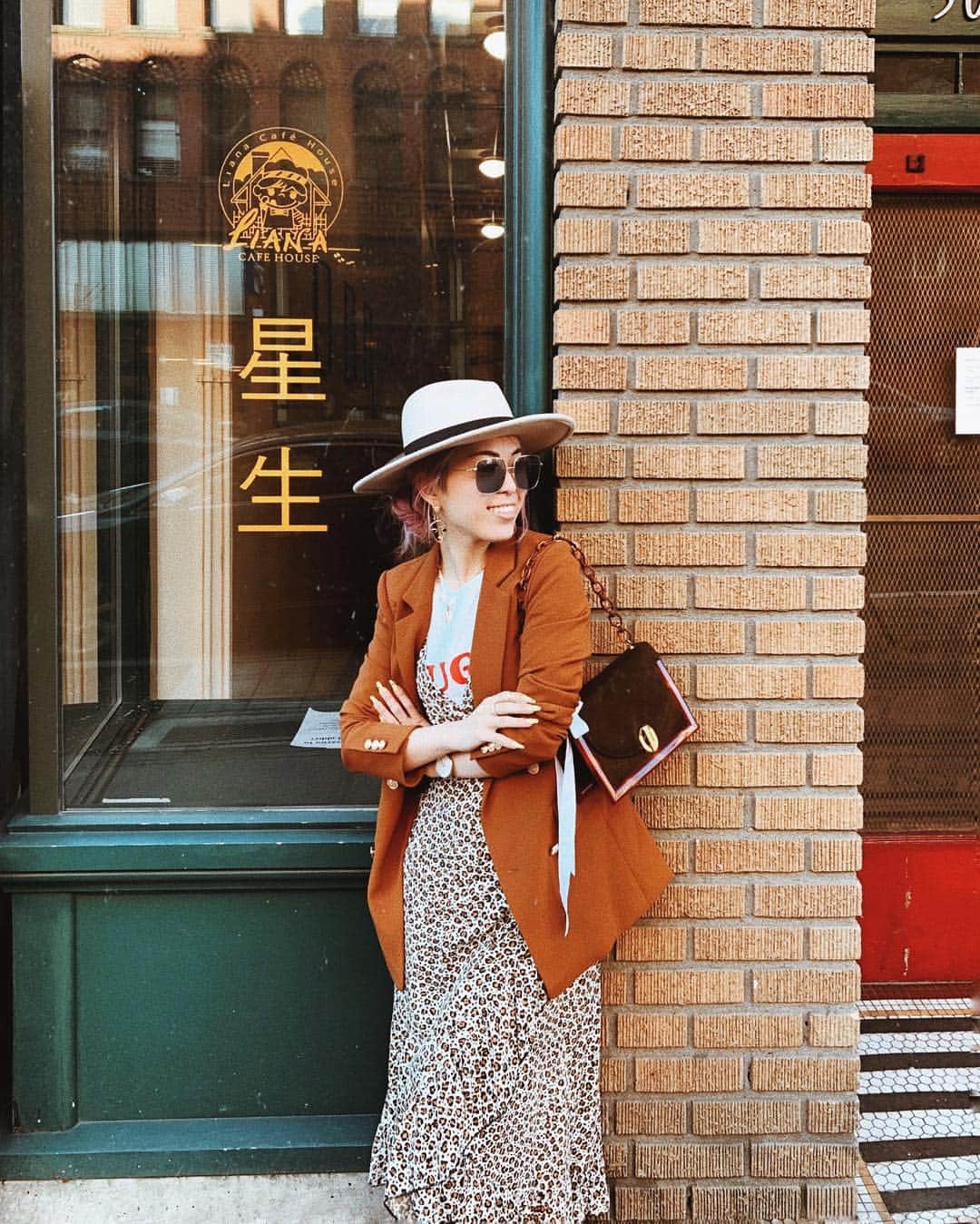 のインスタグラム：「No make up & messy hair Saturday, but never leave the house without looking chic ❤️ ( Mainly so that people wont pay attention to my no-make up face & messy hair hahaha 😉 ) ===== #f21xme #hmxme #asseenonme #leopardprint #springstyle #casualoutfit #petitefashion #seattle」