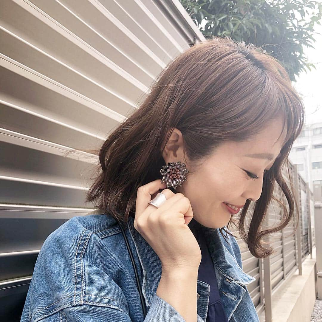 Kikuno Sayumiさんのインスタグラム写真 - (Kikuno SayumiInstagram)「〻pierce〻 ・ ・ ・ ひとつ前のコーデで着けてた  @melo_accessory さんのピアス𓂃 ・ 色合いがなかなかない感じ。大人っぽくてお気に入り♡ ・ 軽くて着け心地も良い◎ ・ 普段にはもちろん、卒業式とかのセレモニーコーデにも合いそう！ ・ ・ ring▶ @abask_official ・ ・ ・ #ピアス着画#ピアス#カジュアル#春コーデ#fashion #ママ#ママコーデ#ponte_fashion #プチプラコーデ#大人カジュアル#ヘアアレンジ#mineby3mootd#オン眉#大人可愛い#ジユジョ#ジユパト#秋#byphotome#シンプルコーデ#楽ちんコーデ#イヤリング#얼스타그램#셀스타그램」3月17日 13時39分 - sayumikikuno