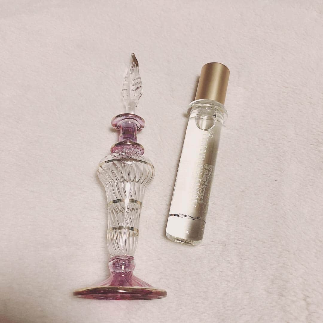 道江幸子さんのインスタグラム写真 - (道江幸子Instagram)「可愛い香水瓶と香水見つけたので購入したよ♡﻿﻿﻿ ﻿﻿﻿ ﻿﻿﻿ ﻿﻿﻿ 香水瓶は一つ一つ手作りで種類もいっぱいあって全部可愛かった.﻿﻿﻿ 瓶の蓋が羽根になってる♡﻿﻿﻿ ﻿﻿﻿ 香水は、﻿﻿﻿ バニラとかバラの混ざった香りです🥀﻿﻿﻿ 香水も種類いっぱいあったよ.﻿﻿﻿ これは、15番の香り﻿﻿﻿ ﻿﻿﻿ ﻿﻿﻿ ﻿﻿﻿ ﻿﻿﻿ ﻿﻿﻿ ﻿﻿ ﻿﻿ ﻿﻿﻿ ﻿﻿﻿ #香水瓶 #香水 #pafume #perfume #パフューム #vanilla #ばにら #バニラ #orange #バレンシアオレンジ #コーヒーブロッサム #ローズ #rose #オリジナルパフュームオイル #写真  #theoriginalperfumeoil #followｍe #theperfumeoilfactory #photo #perfumebottle #いい香り #smell #小物 #小瓶 #羽 #インテリア #interior #ポートレート #可愛い #cute」3月17日 13時40分 - sachiko_michie