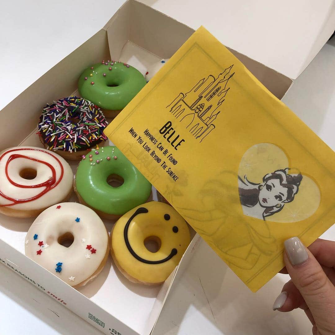 金澤楓さんのインスタグラム写真 - (金澤楓Instagram)「皆さまご来店ありがとうございました✨ そして差し入れも嬉しいです😭 . こんなに可愛いドーナツ始めてもらった🍩♥️ これからもよろしくね🥺 . 午後からも頑張るよー🔥 お待ちしてまーす✌︎('ω'✌︎ )」3月17日 13時44分 - kae_o51o