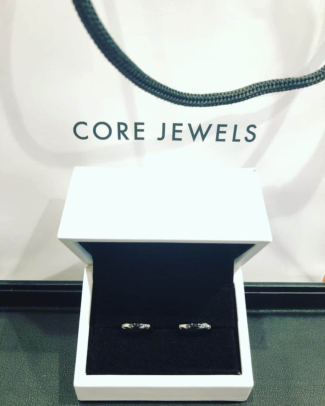 コアジュエルスさんのインスタグラム写真 - (コアジュエルスInstagram)「Marcury pairring®︎corejewels #corejewels #blackdiamond #diamond #ring #bridalring #art #jewelry」3月17日 13時45分 - corejewels_lab