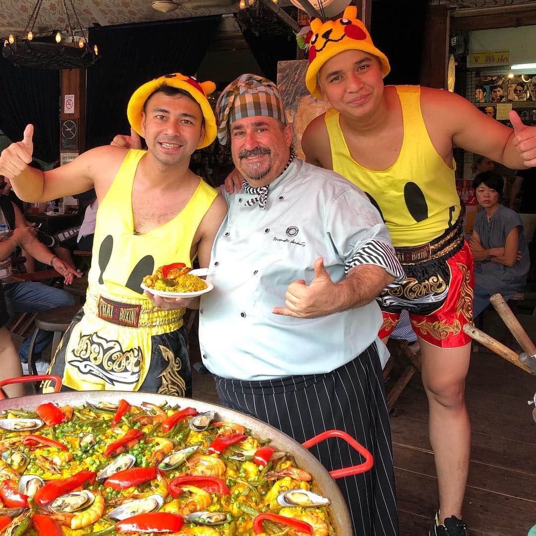 Raffi Ahmadさんのインスタグラム写真 - (Raffi AhmadInstagram)「Bangkok !!!! Foto sama Chef @fernandochatilla Makanan Spanyol !!!! makanannya enakkkk Hahahaha」3月17日 13時48分 - raffinagita1717