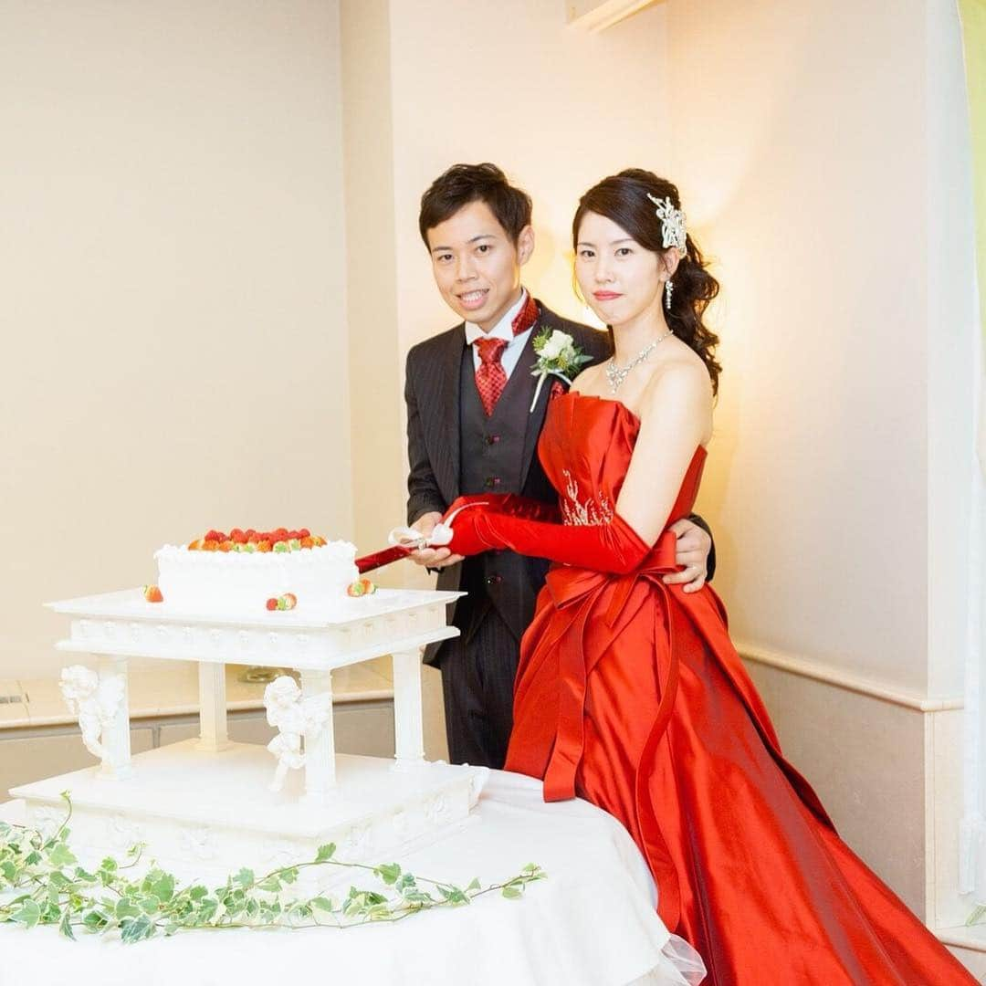 ウェディングカフェ/結婚式場無料紹介/富山・高岡・金沢・福井さんのインスタグラム写真 - (ウェディングカフェ/結婚式場無料紹介/富山・高岡・金沢・福井Instagram)「「秋の紅葉背景にアットホーム軽井沢ウェディング🍁」﻿ ﻿ 「家族で軽井沢挙式がしたい！そして、ハネムーンではフランスに行きたい😊」とご相談に来店。﻿ ﻿ ご家族とても仲が良く、アットホームウェディングをご希望でしたので、ホテル軽井沢エレガンスをご提案⛪️﻿ ﻿ お衣裳も当店で選び、ハネムーンのご相談を当店で行いました‪(*ˊᵕˋ* )﻿ ハネムーンはフランス🇫🇷パリでフォトツアーを決定しました😌✨﻿ ﻿ ﻿ 「軽井沢挙式は、ご親族のみでしたが、カラードレスでケーキカット🎂など演出もあり、軽井沢小旅行で家族と楽しい時間を共有できました☺️」﻿ ﻿ 「秋の紅葉の軽井沢でのアットホームウェディングに、パリフォトツアー💓2人の夢が全て叶い幸せです❤️」と、素敵な笑顔でお話してくれました✨﻿ ﻿ ﻿ #ウェディングカフェ#ウエディングカフェ#weddingcafe#軽井沢#国内リゾート婚#家族婚#フォトツアー#ハネムーン#石川県#石川#金沢#金沢市#小松市#白山市#かほく市」3月17日 14時12分 - kanazawa.weddingcafe